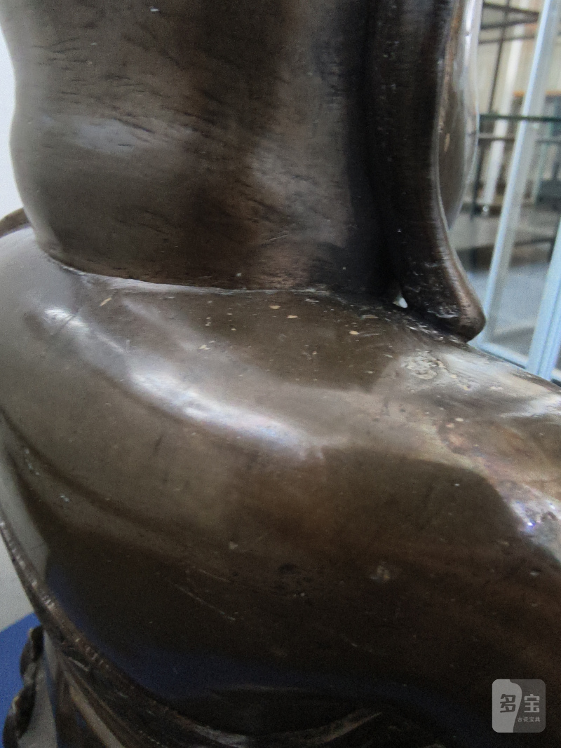 A large cast bronze figure of seated Budai with boys on a lotus pedestal - 图15